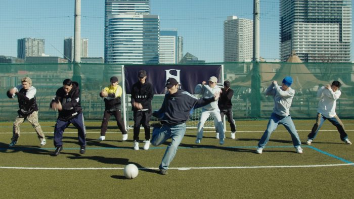 SKY-HI、サッカーコートで「Happy Boss Day」のアグレッシブかつパワフルなダンスパフォーマンスを披露
