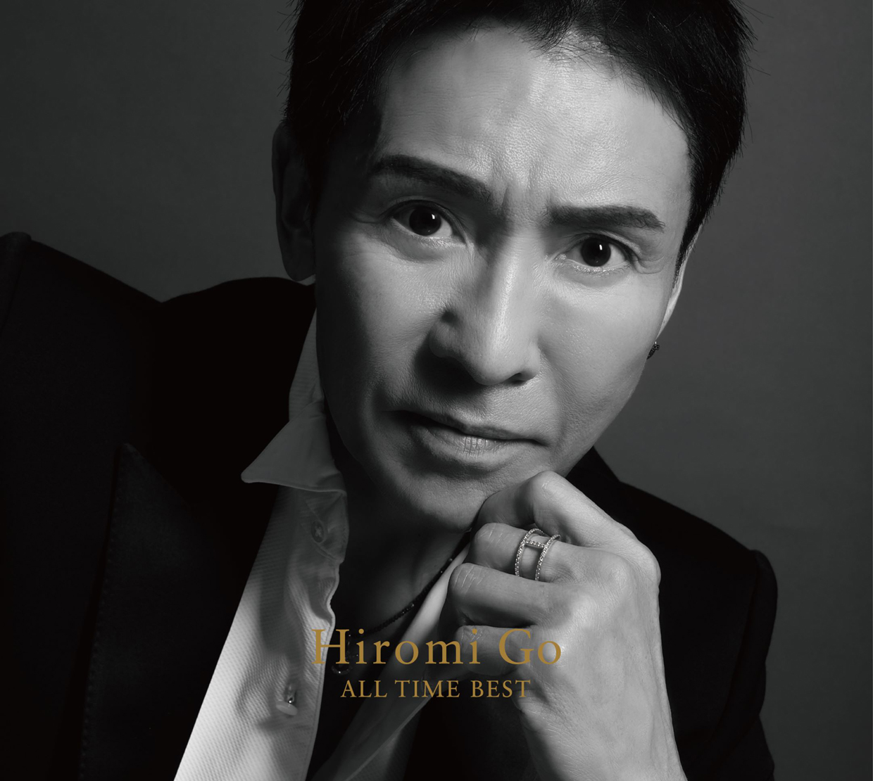 郷ひろみの『Hiromi Go ALL TIME BEST』は、日本の音楽シーンの変遷を映す鏡。50年歌い続けるエネルギー - 画像一覧（1/5）