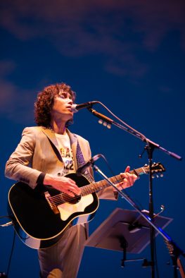 斉藤和義、弾き語り全国ツアー『十二月～2022』武道館公演でオリジナルニューアルバム発売とツアー開催を発表