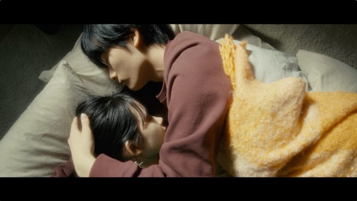 神はサイコロを振らない × asmi、コラボ楽曲「朝靄に溶ける」のMV公開！ 俳優の畑芽育と山崎光が出演