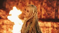 クリスティーナ・アギレラ、代表曲「Beautiful」の新MVに大きな反響。AL『ストリップト』再評価と彼女の眼差しが改めて見るもの - 画像一覧（1/3）