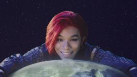 女王蜂、「バイオレンス」MV公開。巨大化したアヴちゃんが日本に上陸、爆裂に踊る