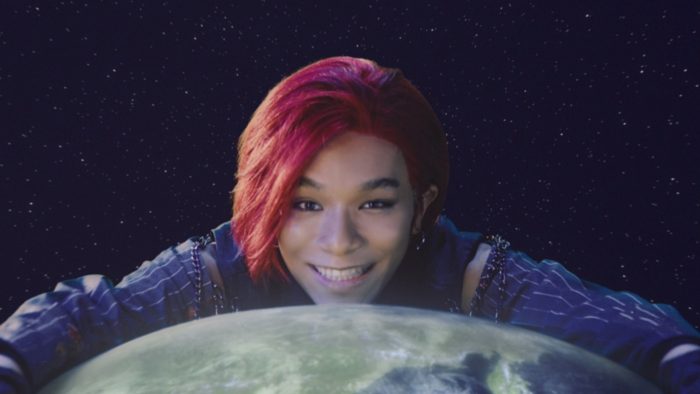 女王蜂、「バイオレンス」MV公開。巨大化したアヴちゃんが日本に上陸、爆裂に踊る