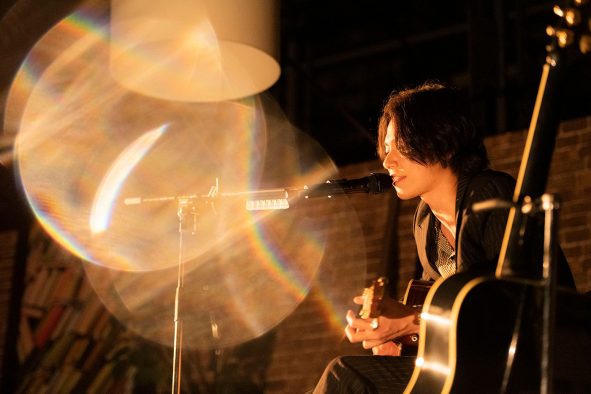 [Alexandros]川上洋平の部屋に招かれたようなアコギ1本のソロライブ『Yoohei Kawakami’s #room665』開催