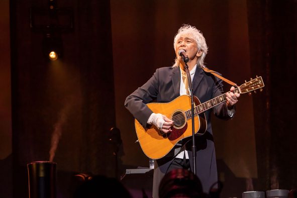 玉置浩二の35周年全国ツアー『星路（みち）』、WOWOWでの放送・配信に先がけて仙台公演ライブレポートが到着