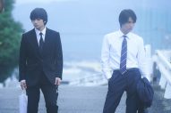 実生活でも小学生からの友人同士！ 北村匠海×中川大志、映画『スクロール』より2ショット場面写解禁 - 画像一覧（1/5）