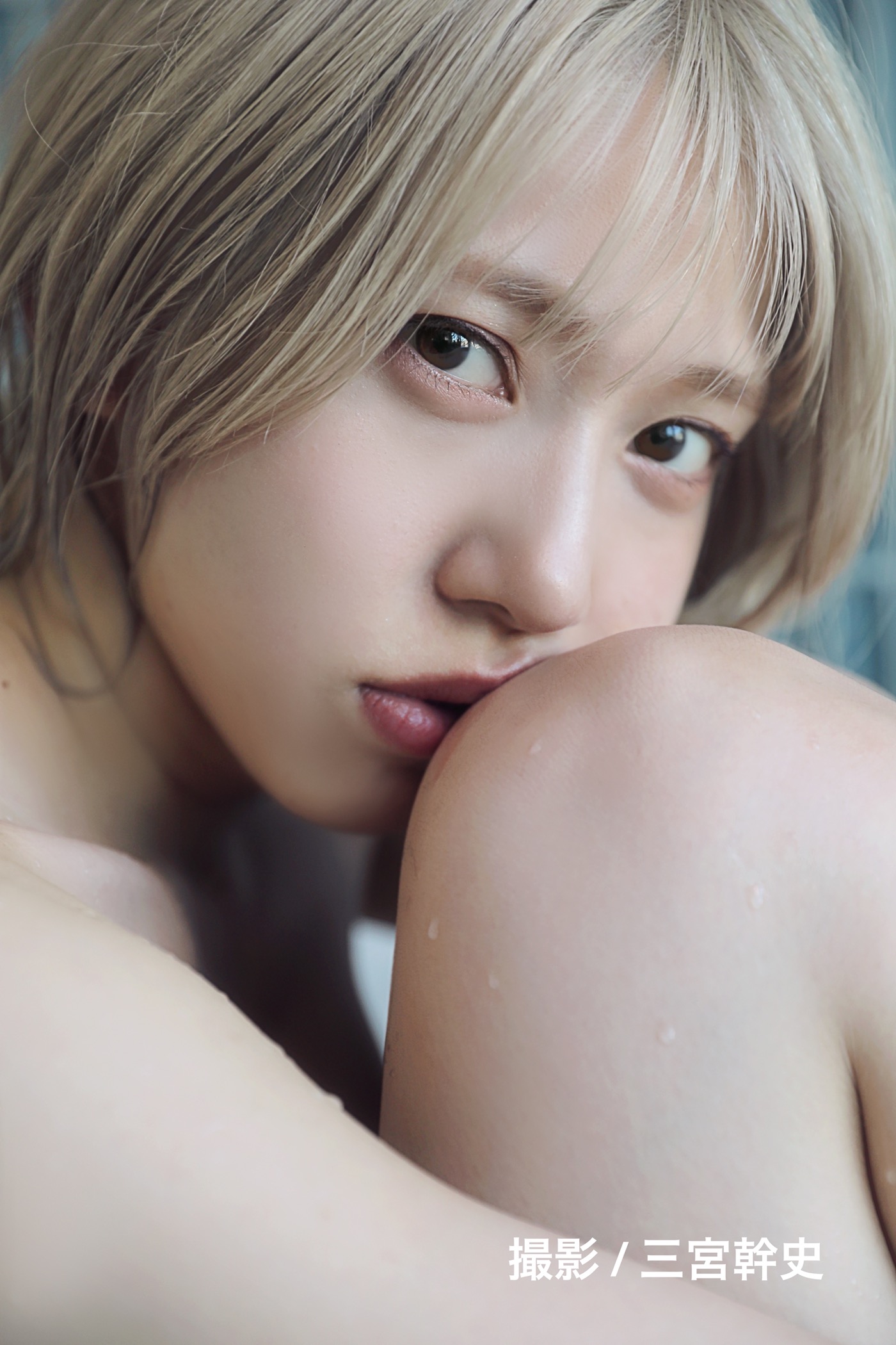AKB48茂木忍、卒業記念写真集『どこへ⾏けば会える？』限定版カバー3種解禁 - 画像一覧（3/4）