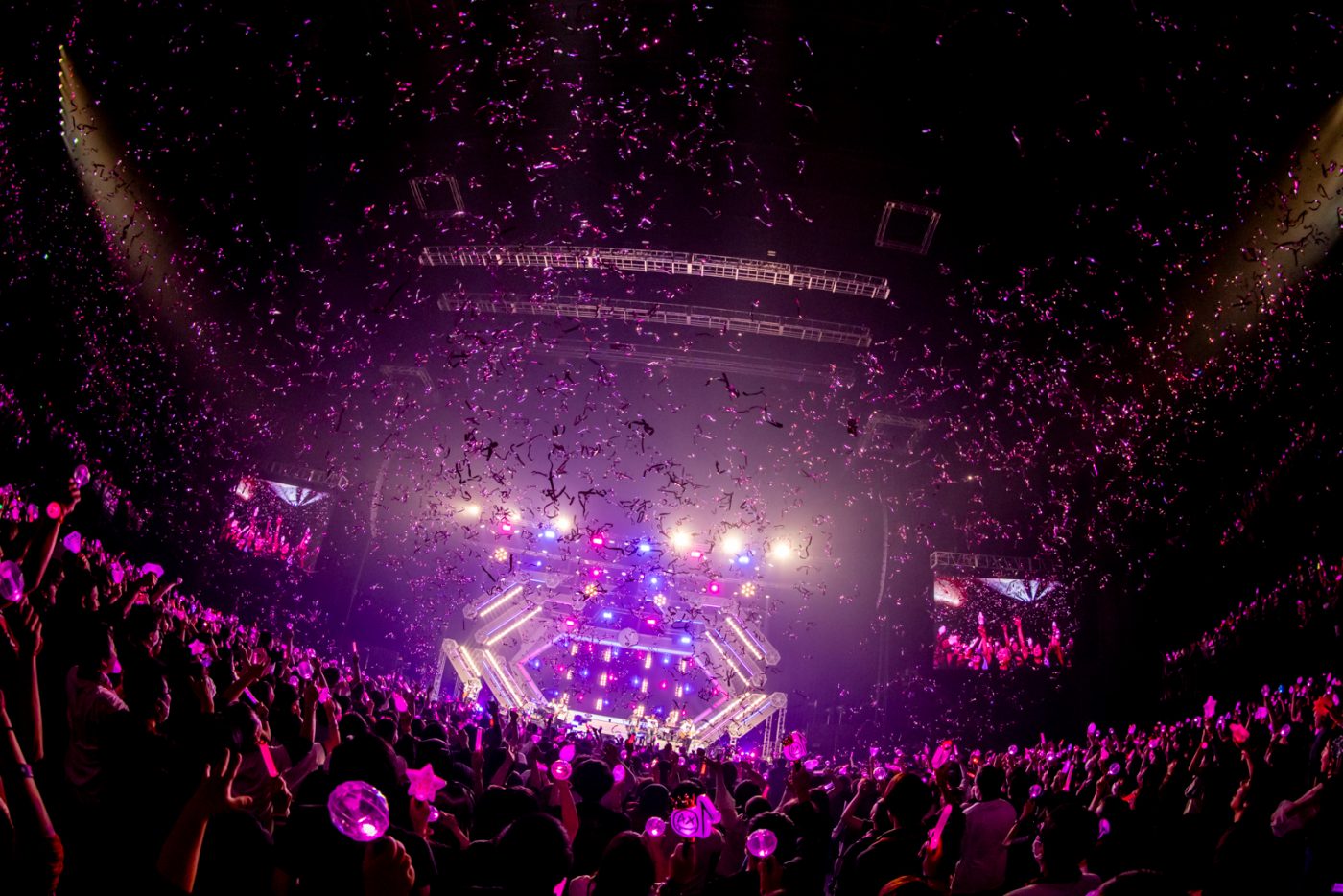 【ライブレポート】LiSAが約4年分の想いとツアーで培ったパワーを全開放した『LANDER』ツアーファイナルの熱気 - 画像一覧（11/15）