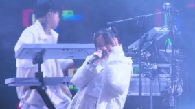 YOASOBI、香港フェス『Clockenflap』での「アイドル」パフォーマンス映像公開
