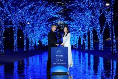 EXILE TAKAHIRO＆横澤夏子『青の洞窟 SHIBUYA』点灯式に登場