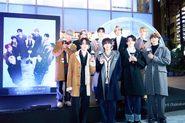 &TEAM、2ndアルバム発売を記念して渋谷に設置された巨大スノードームにサプライズ登場