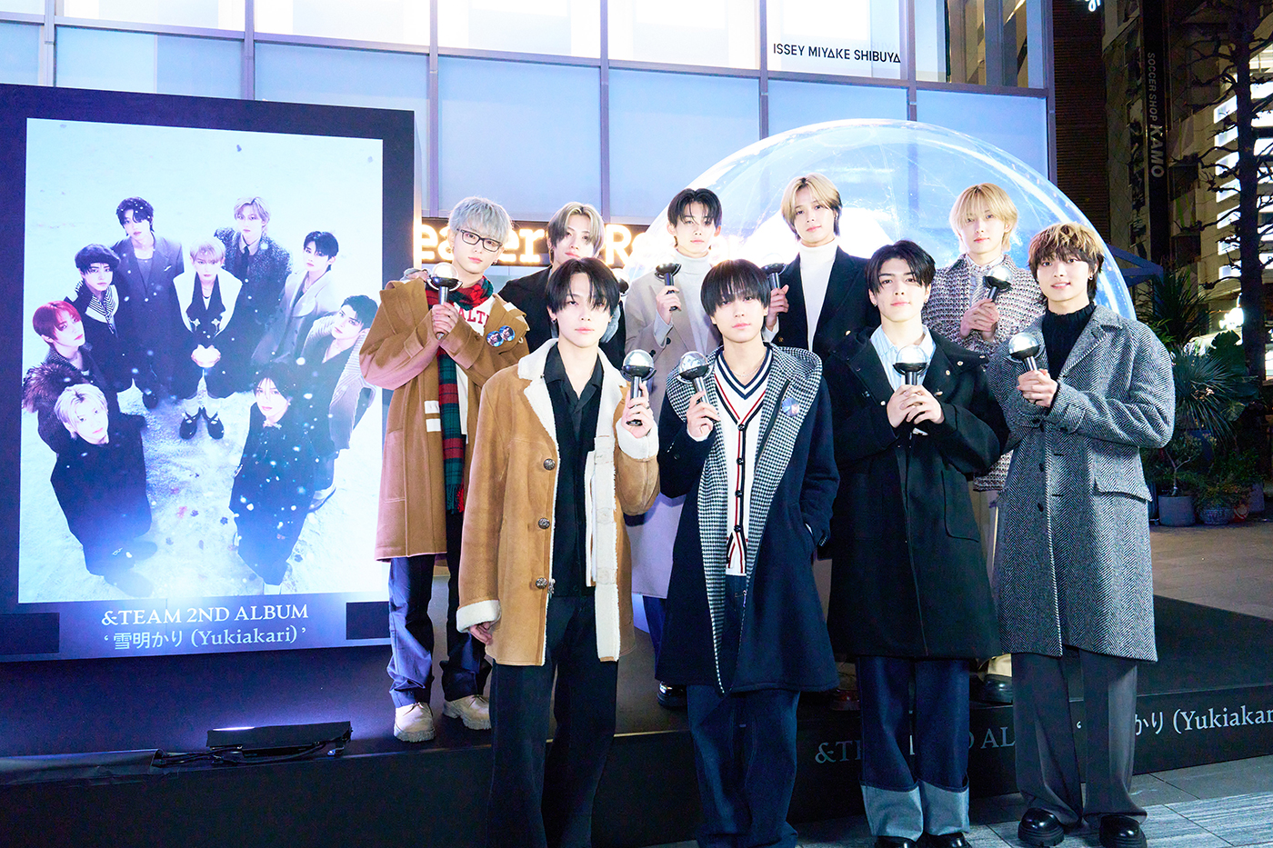 &TEAM、2ndアルバム発売を記念して渋谷に設置された巨大スノードームにサプライズ登場