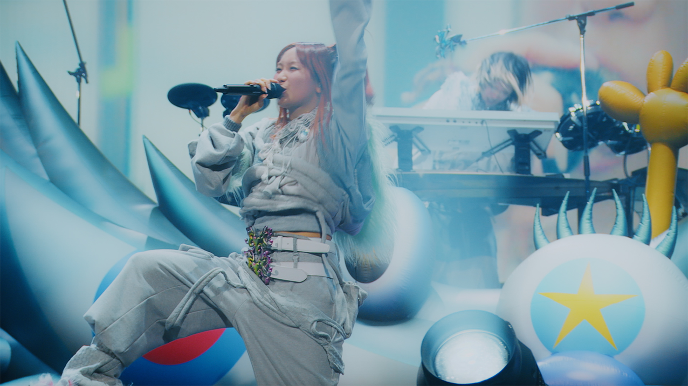 YOASOBI『RADWIMPS 20th ANNIVERSARY LIVE TOUR』で披露した「会心の一撃」のライブ映像公開