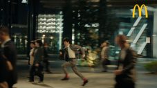 堺雅人がスーツ姿で全力疾走＆バンド演奏！怒髪天「オトナノススメ」を起用したマクドナルド新CM放映開始 - 画像一覧（1/30）