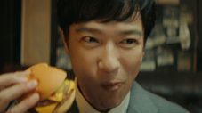 堺雅人がスーツ姿で全力疾走＆バンド演奏！怒髪天「オトナノススメ」を起用したマクドナルド新CM放映開始 - 画像一覧（10/30）