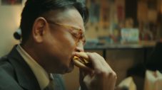 堺雅人がスーツ姿で全力疾走＆バンド演奏！怒髪天「オトナノススメ」を起用したマクドナルド新CM放映開始 - 画像一覧（20/30）