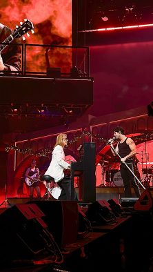 YOSHIKI、Jonas Brothers全米ツアーファイナルに電撃出演！リハーサルなしの“ぶっつけ本番”で1万8,000人を熱狂させる