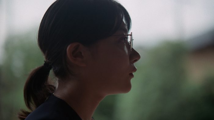 岡崎体育&三浦透子、SMBCグループの社員に扮して名曲「深夜高速」を熱唱