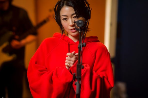 宇多田ヒカル、世界初のリアルタイム配信『40代はいろいろ♫』を開催。佐藤健、吉高由里子がサプライズ登場も