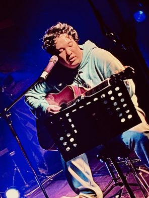 岡崎体育、自己最多公演数を数える全国ツアー『JAPAN TOUR』完走！ 「できたわ21公演。めちゃめちゃ楽しかった」