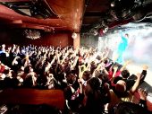 岡崎体育、自己最多公演数を数える全国ツアー『JAPAN TOUR』完走！ 「できたわ21公演。めちゃめちゃ楽しかった」 - 画像一覧（1/4）