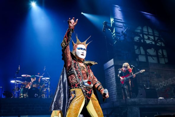 聖飢魔II、デーモン閣下の“天地逆転唄法”が炸裂！ 地球デビュー35周年の大黒ミサツアー完了