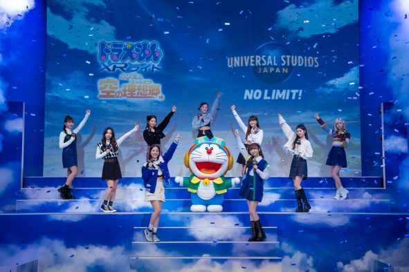 NiziU、ドラえもんと一緒に空を駆け巡る新ライドアトラクション『ドラえもん XRライド』に大興奮