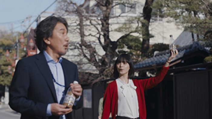 平手友梨奈、“宇宙人ヒラテ”として「クラフトボス」新TVCMに登場。役所広司、ジョーンズと共演