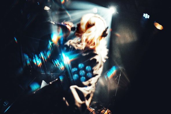 むﾄ、19歳最後の日に初のワンマンライブ『無色透明』を開催。新曲「レブル」を含む全17曲を披露