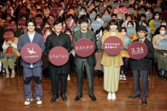 森山直太朗、松山ケンイチ×長澤まさみ出演映画『ロストケア』試写会で生演奏。松山から「やばかったよ」