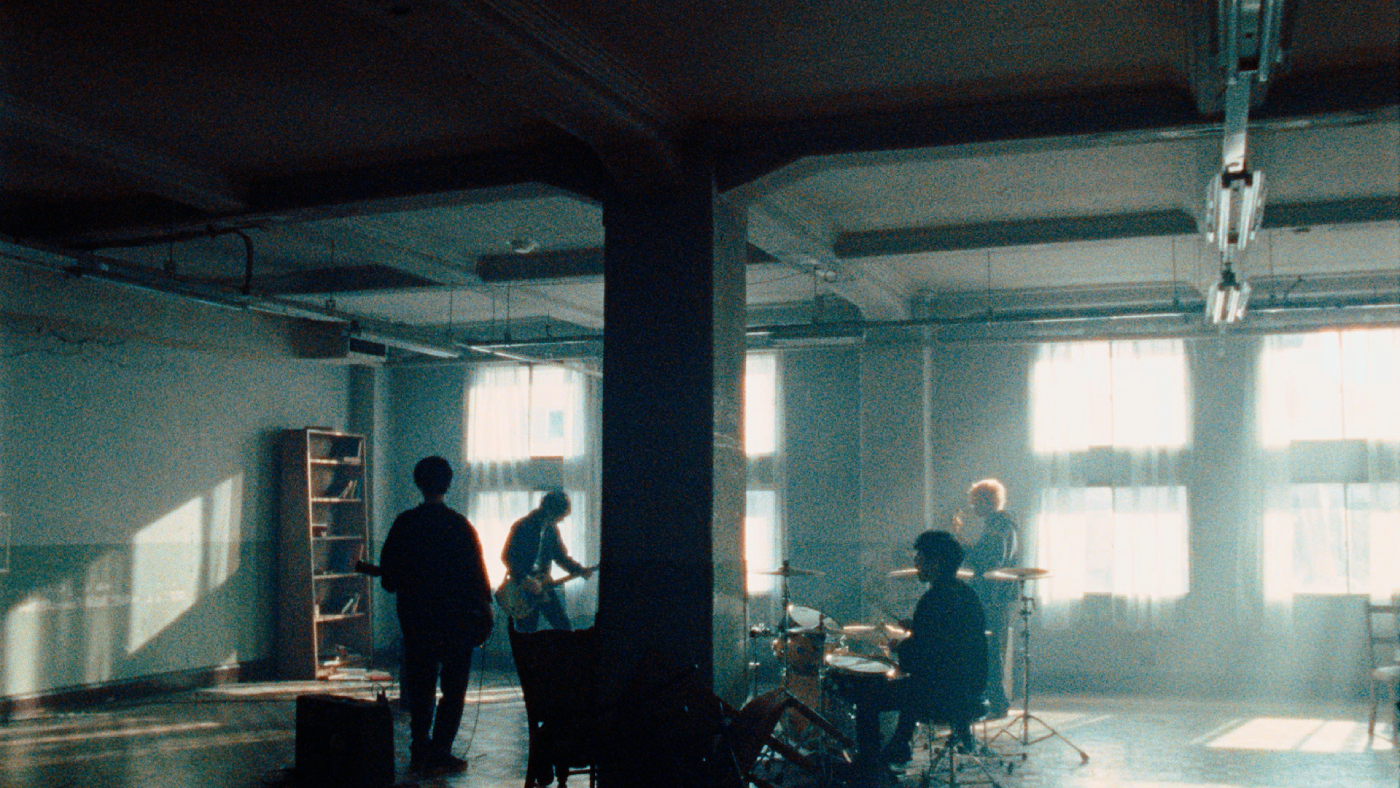 BUMP OF CHICKEN、新曲「窓の中から」 MVのプレミア公開決定！ 光が差し込む空間での演奏カット公開 - 画像一覧（1/3）