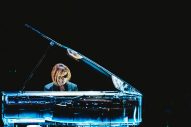 YOSHIKI、日本最大規模の入社式にサプライズ登場。「戦場のメリークリスマス」を演奏し坂本龍一を追悼 - 画像一覧（1/6）