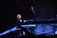 YOSHIKI、日本最大規模の入社式にサプライズ登場。「戦場のメリークリスマス」を演奏し坂本龍一を追悼 - 画像一覧（2/6）