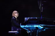 YOSHIKI、日本最大規模の入社式にサプライズ登場。「戦場のメリークリスマス」を演奏し坂本龍一を追悼 - 画像一覧（3/6）