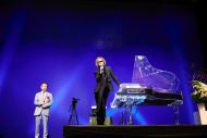 YOSHIKI、日本最大規模の入社式にサプライズ登場。「戦場のメリークリスマス」を演奏し坂本龍一を追悼 - 画像一覧（4/6）