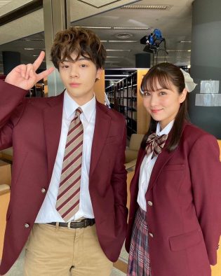 JO1・鶴房汐恩との姉弟ツーショットも！ 石川恋、ドラマ『ブルーバースデー』の撮影オフショットを一挙公開