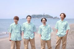 ASIAN KUNG-FU GENERATION、最新アーティスト写真を公開。ニューアルバムの舞台・江ノ島周辺の海岸で撮影