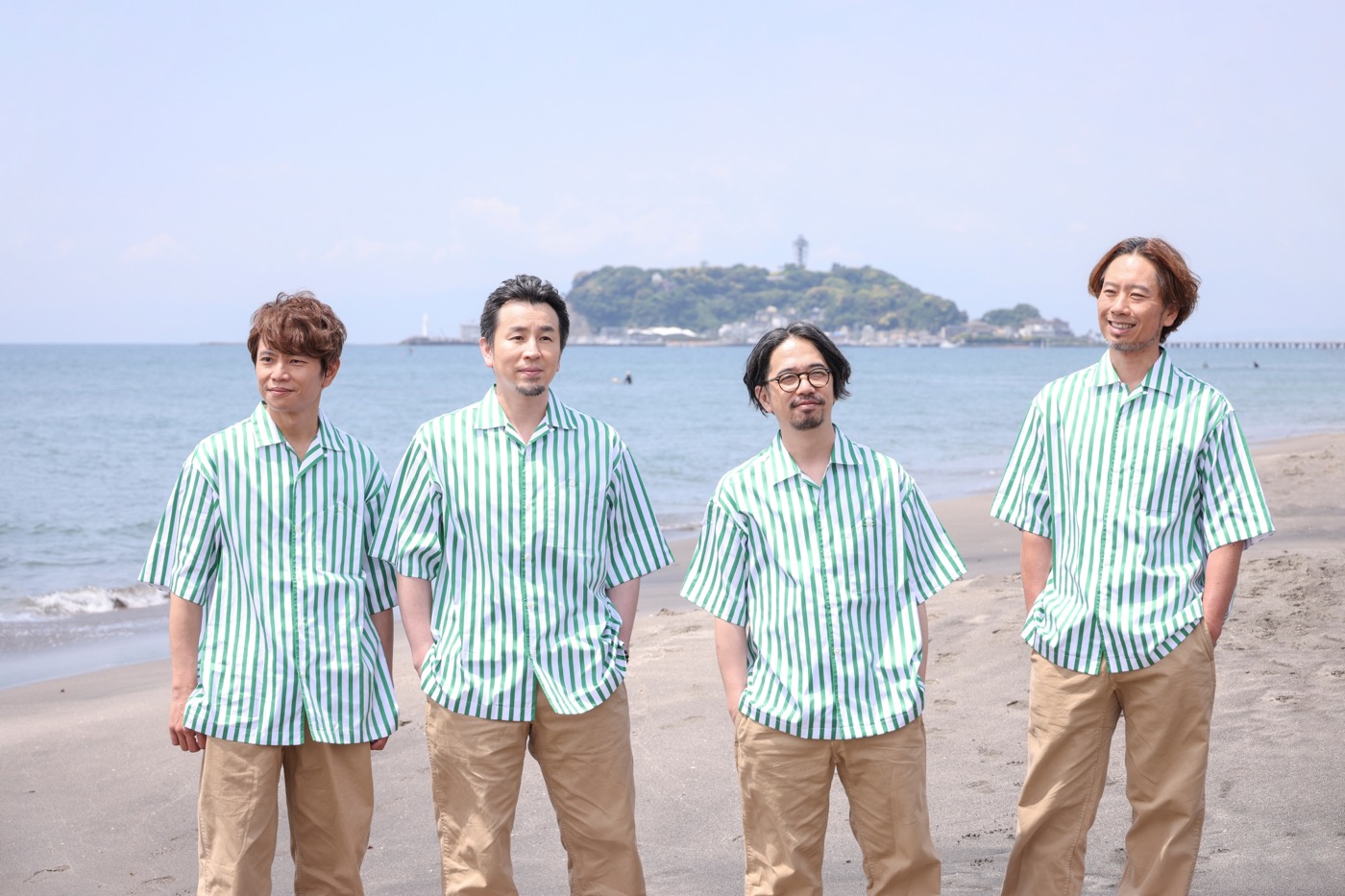 ASIAN KUNG-FU GENERATION、最新アーティスト写真を公開。ニューアルバムの舞台・江ノ島周辺の海岸で撮影 - 画像一覧（1/1）