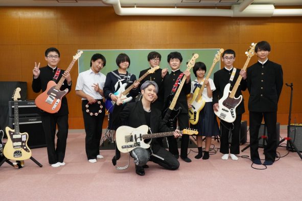 【レポート】MIYAVI、「フェンダー」チャリティスクールイベントに登場。奈良の小中学生にスペシャルレッスン