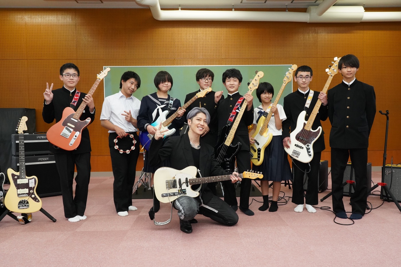 【レポート】MIYAVI、「フェンダー」チャリティスクールイベントに登場。奈良の小中学生にスペシャルレッスン - 画像一覧（13/13）