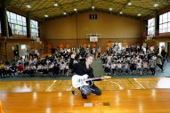 【レポート】MIYAVI、「フェンダー」チャリティスクールイベントに登場。奈良の小中学生にスペシャルレッスン - 画像一覧（11/13）