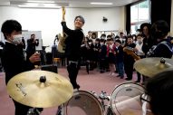 【レポート】MIYAVI、「フェンダー」チャリティスクールイベントに登場。奈良の小中学生にスペシャルレッスン - 画像一覧（8/13）