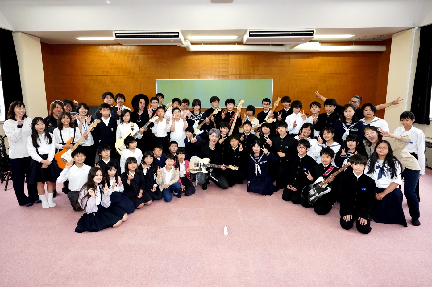 【レポート】MIYAVI、「フェンダー」チャリティスクールイベントに登場。奈良の小中学生にスペシャルレッスン - 画像一覧（2/13）