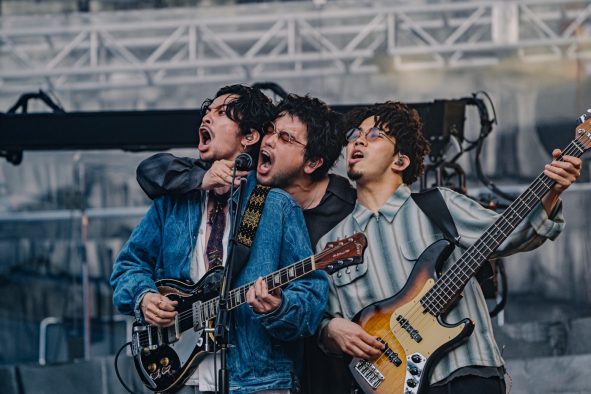 【レポート】King Gnu、初のスタジアムツアーを完走。ファイナル公演では7万人が大合唱