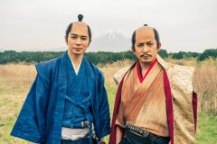 大河ドラマ『どうする家康』主演の松本潤、信長役の岡田准一が富士山で「おもてなし」のシーンを振り返る