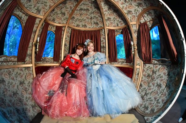 橋本環奈×新木優子×岩田剛典出演！ Netflix映画『赤ずきん、旅の途中で死体と出会う。』メイキングショットが一挙解禁