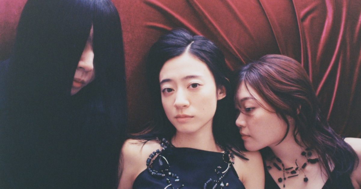 羊文学、最新アルバム『12 hugs (like butterflies)』アナログ盤の