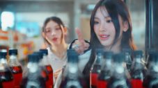 NewJeansが「コカ・コーラマシッタ♪」と口ずさみながらボトルを選ぶ“コカ･コーラ ゼロ”CM放送開始 - 画像一覧（3/32）