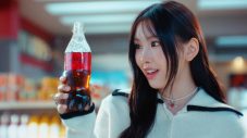 NewJeansが「コカ・コーラマシッタ♪」と口ずさみながらボトルを選ぶ“コカ･コーラ ゼロ”CM放送開始 - 画像一覧（5/32）