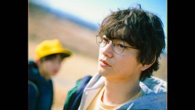 Vaundy新曲 「タイムパラドックス」MV公開！ Vaundy本人監督、染谷将太がタイムトラベルを試みる映像作品に